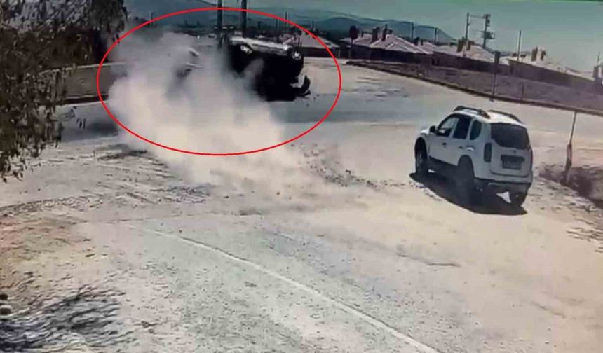 Kırıkhan’da Trafik Kazası: Kontrolsüz Yola Giren Araç Kafa Kafaya Çarpışmaya Neden Oldu, 4 Kişi Yaralandı