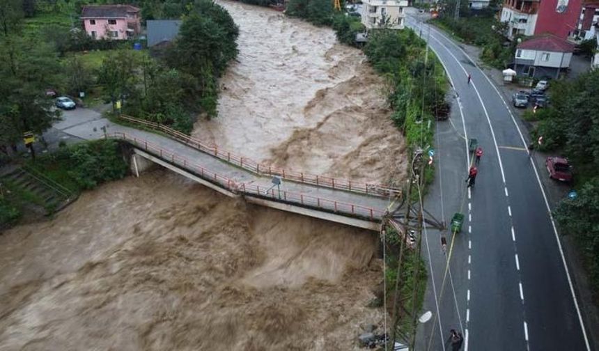 Karadeniz’de Büyük Felaket! 300 Kg Yağış Bir Gecede Köprüleri Yıktı, Bungalovları Sürükledi – Turuncu Alarm Verildi