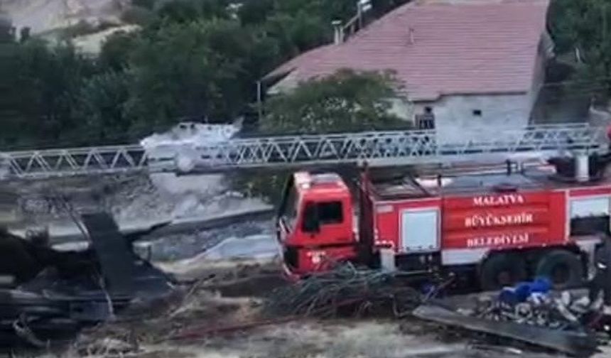 Malatya’da Felaket Anları! Yangın 3 Evi Dakikalar İçinde Yok Etti