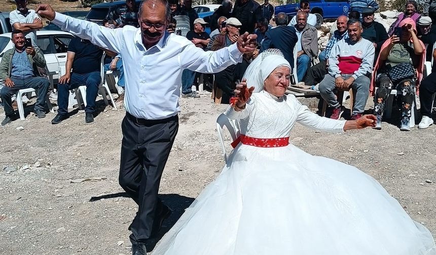 40 Yıl Sonra Gelinlik ve Damatlık! Orhan ve Halide Takmet’in Bozyazı’daki Düğünü Sosyal Medyada Gündem Oldu