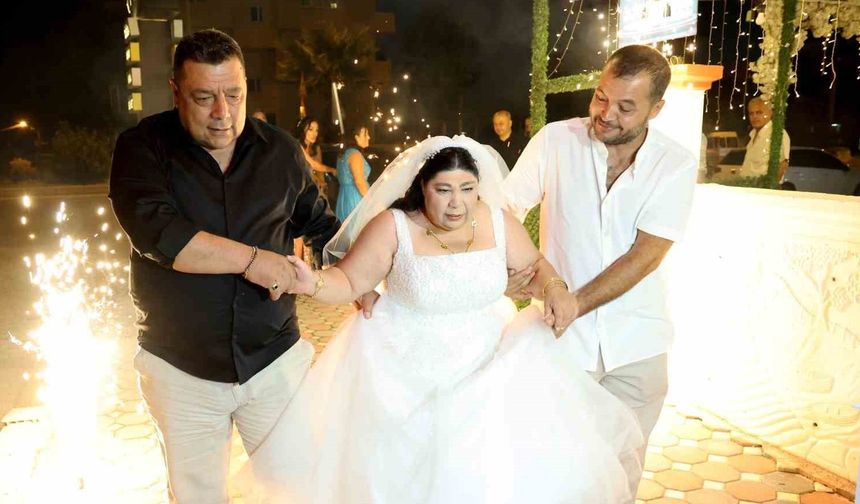 Adana’da 48 Yaşındaki Gülsüm Altunsayar’ın Gelinlik Hayali Temsili Düğünle Gerçeğe Dönüştü