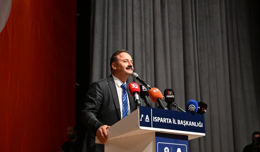 Yavuz Ağıralioğlu deprem sırasında konuşmasına devam etti: “Tayyip Bey’in aleyhine konuşunca böyle şeyler oluyor