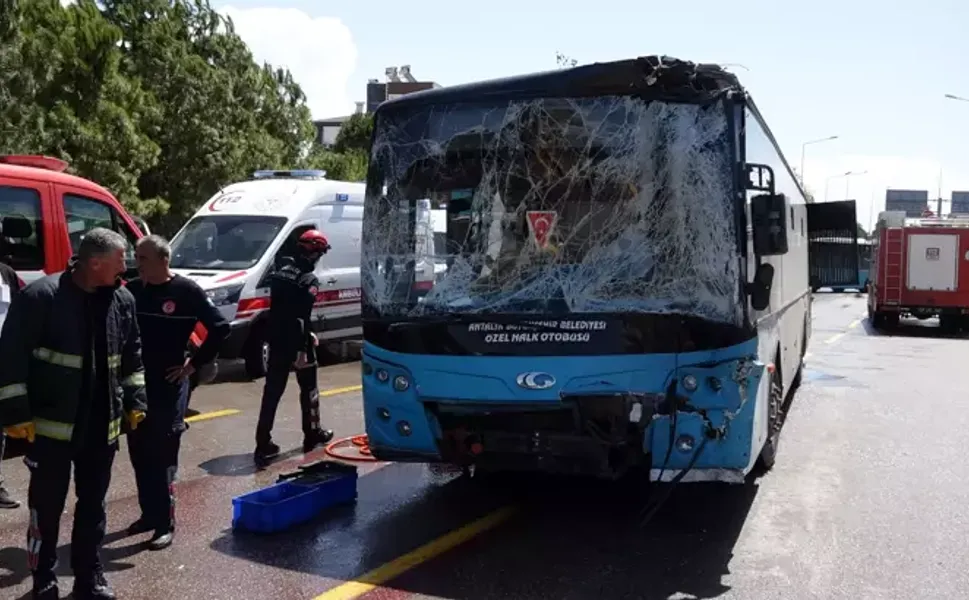 Antalya'da 3 Halk Otobüsü, 4 Otomobilin Karıştığı Kazada 8 Kişi Yaralandı