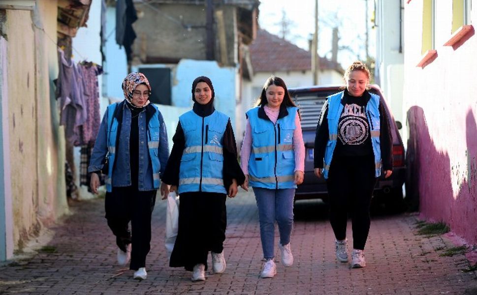 Kırklareli Üniversitesi Öğrencileri İhtiyaç Sahiplerine Yemek Ulaştırıyor