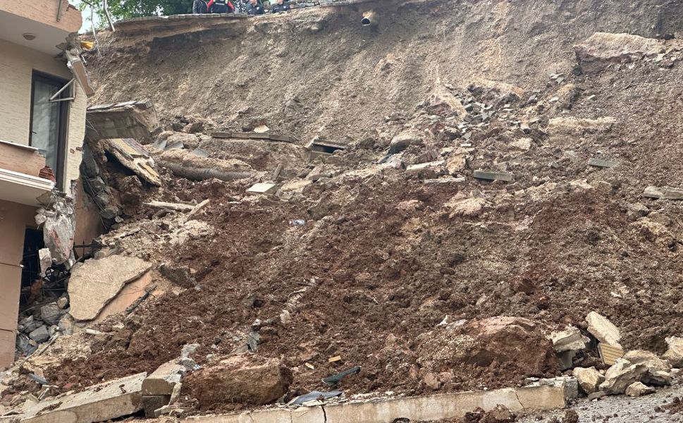 Gemlik'te Yağmur Sonrası İstinat Duvarı Çöktü: 2 Apartman Hasar Gördü