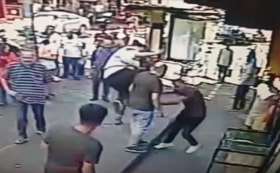 Okmeydanı'nda Sigara İçmeyi Israrla Sürdüren Müşteri Gençlerin Saldırısına Uğradı