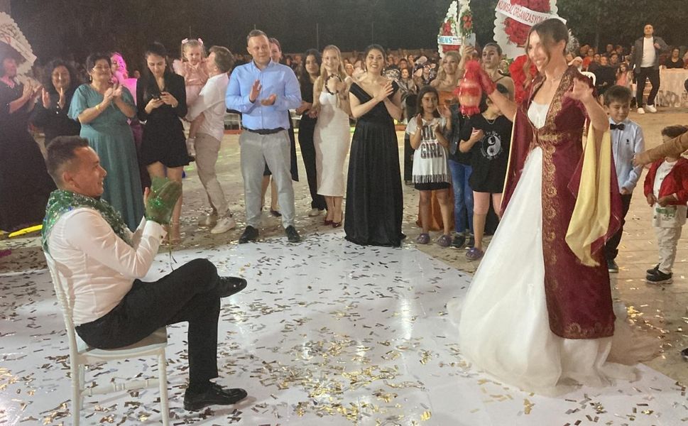 Mersin'de Türk Gelenekleriyle Yapılan Unutulmaz Düğün: İlk Görüşte Aşkın Hikayesi