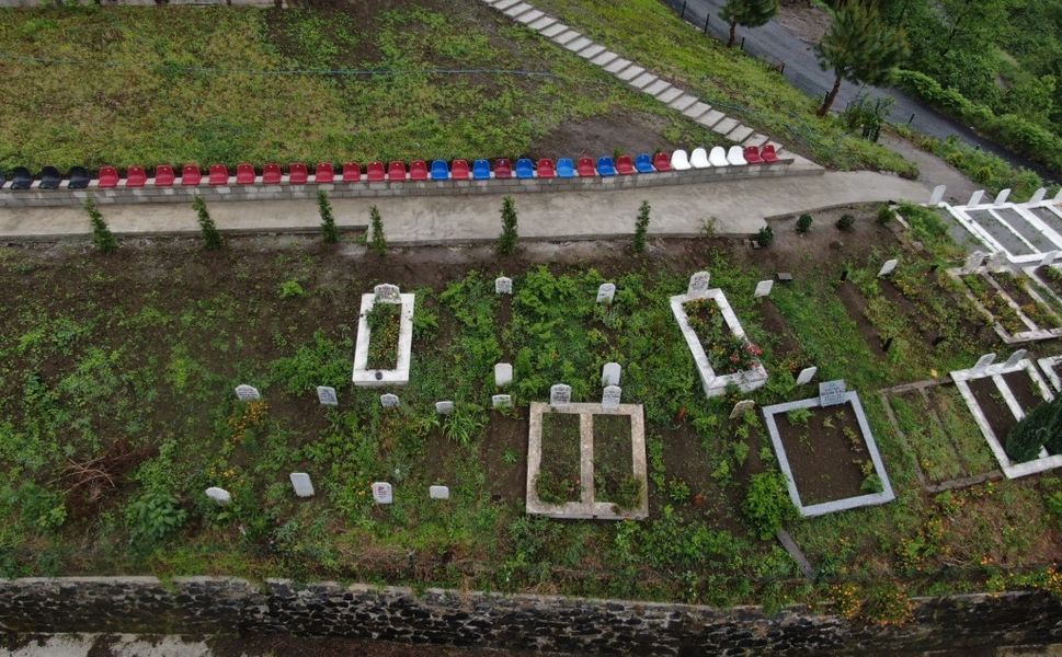Pınarlı Mahallesi Mezarlığı'nda İlginç İnisiyatif: Dualar İçin Renkli Koltuklar
