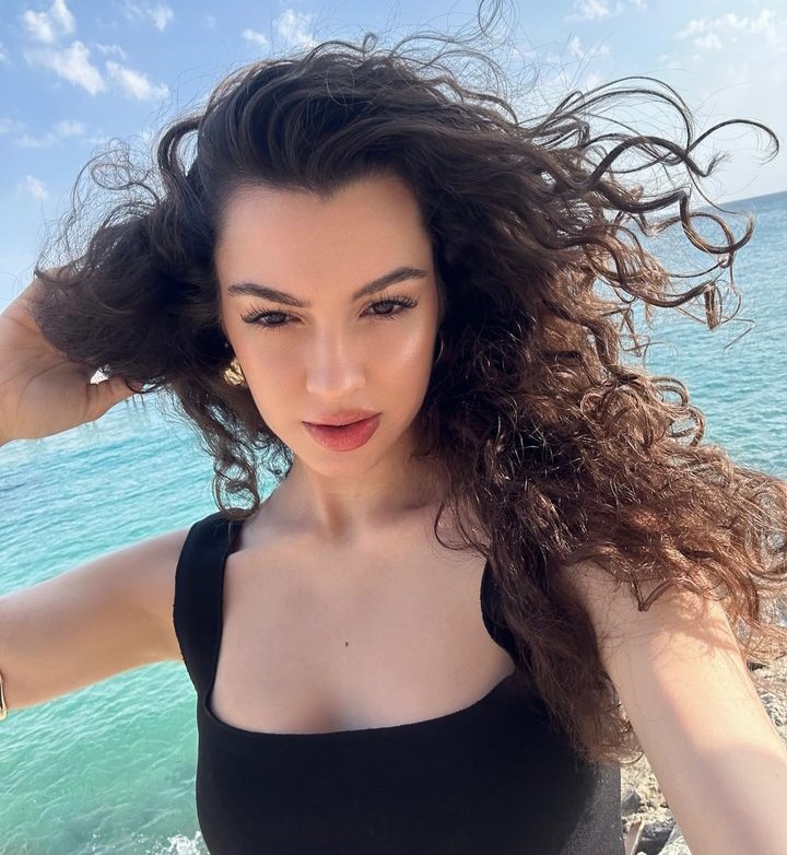 Kardeslerim Den Ayrilan Su Burcu Yazgi Coskun Solugu Tatilde Aldi G W Jr N
