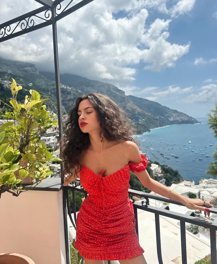 Su Burcu Yazgi Cos Kun Un Italya Pozlari Rekor Kirdi R0 W K F