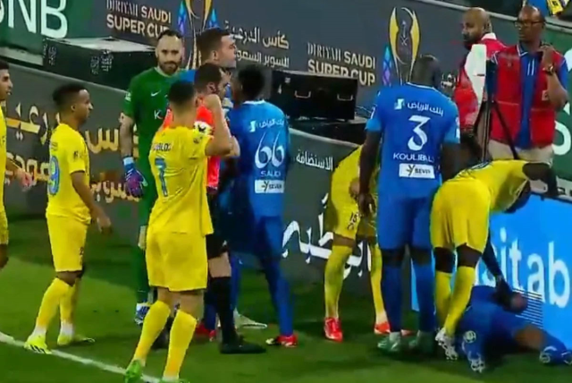 Kirmizi Kart Goren Cristiano Ronaldo Hakeme 17222888 7250 M