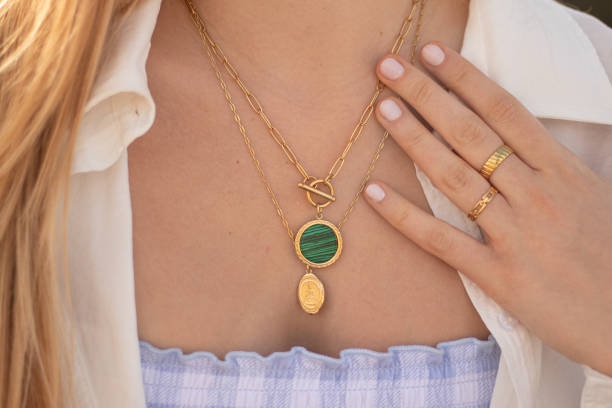Altın Jewerly Giyen Güzel Kız Al