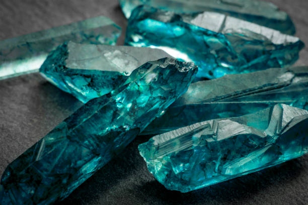 Aquamarines Ve Ham Kristal Taşla