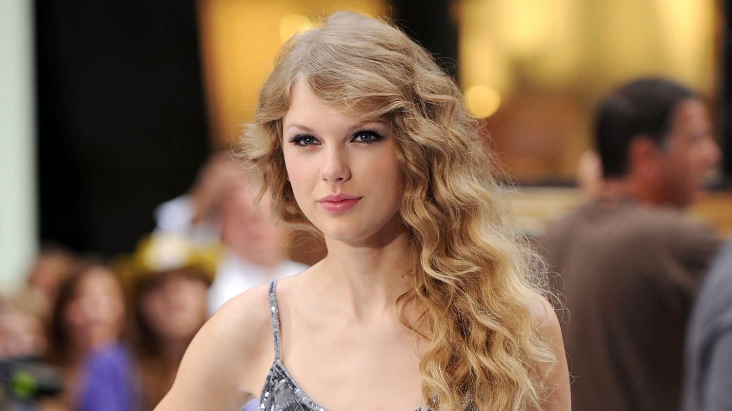 Taylor Swift Curly Today 160810