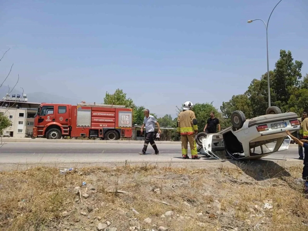 Ters Donen Otomobildeki 2 Kisi Y