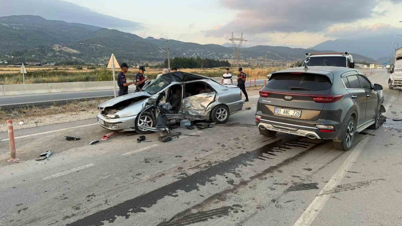 Osmaniyede Iki Otomobil Carpisti-1