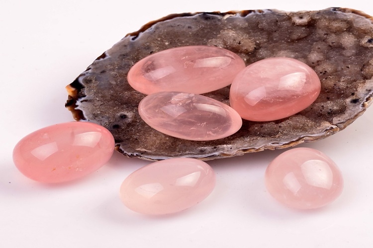 Pembe Kuvars Tasi Neden Beyazlar