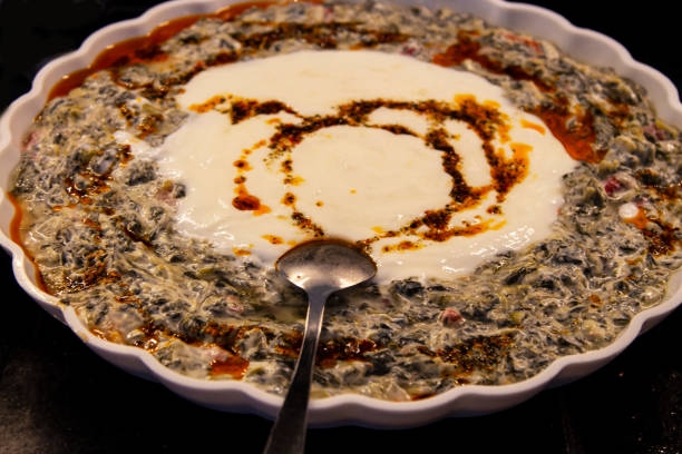 Yemek Yemekleri Beyaz Tabakta Sa