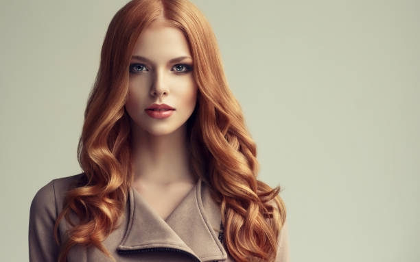 Genç Kırmızı Saçlı Güzel Modeli